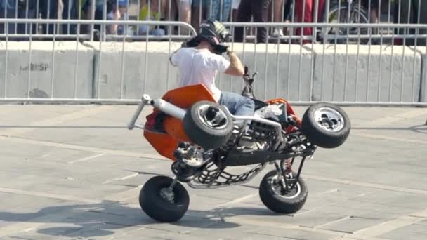 叶卡捷琳堡（英语：Yekaterinburg, Russia-August, 2019: Man on Quad bike stunts） 。 行动。 在夏季的音乐节上，四重唱骑手在广场上骑车表演特技表演 — 图库视频影像