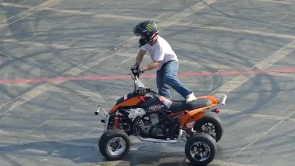 Yekaterinburg, Rusland-augustus 2019: Man on Quad fietsstunts op festival. Actie. Quad Rider rijdt rond plein en voert show stunts op festival in de zomer — Stockvideo