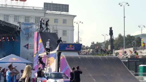 Jekatěrinburg, Rusko-srpen, 2019: Cyklisté vystupují na sportovním festivalu. Akce. Profesionální cyklisté předvádějí obtížné a nebezpečné kousky na předváděcím festivalu — Stock video