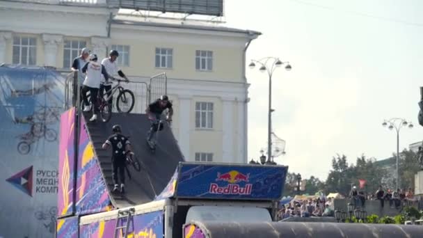 Ekaterimburgo, Rusia-agosto de 2019: Scooters realizan acrobacias en el festival deportivo. Acción. Festival mundial de deportes de Red Bull. Scooters realizan acrobacias increíbles en una plataforma especial en el festival — Vídeos de Stock