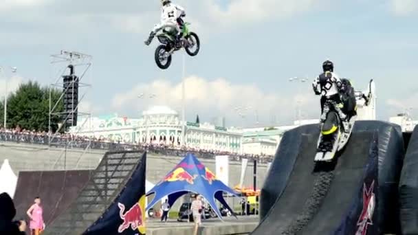 Yekaterinburg, Oroszország-augusztus, 2019: Az ember hójárón teljesít. Felvétel. Az ember hómobilon mutatványokat csinál a sportfesztiválon. Moto freestyle hójáróval nyáron — Stock videók