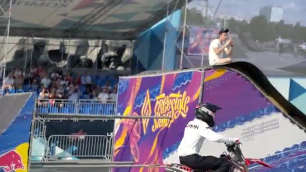 Yekaterinburg,ロシア- 8月, 2019:オートバイ愛好家は夏のスポーツフェスティバルでスタントを実行します。行動だ。プロの自転車愛好家と元祭りでの特別なプラットフォーム — ストック動画