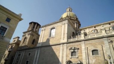 Avrupa tarihi şehrindeki ünlü eski Katedral gökyüzünün arka planında. Başla. Eski Avrupa şehrinin merkezinde kubbe bulunan beyaz taş katedrali.