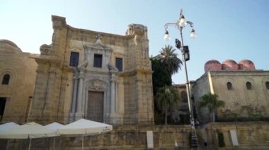 Güneydeki antik Avrupa taş kilisesi. Başla. Güney Avrupa tarzı tarihi kentteki basit taş kilisesi. Arka planda mavi gökyüzü üzerinde taştan eski bir bina