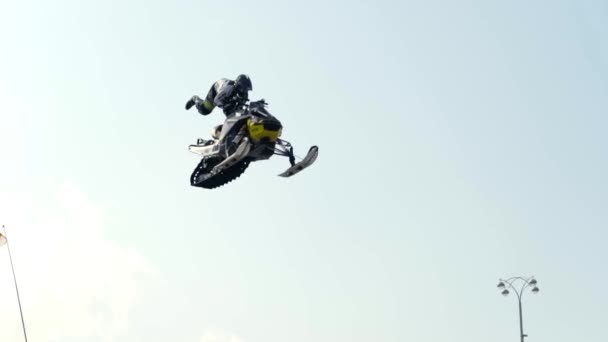 Yekaterinburg, Russia-agosto 2019: L'uomo si esibisce sulla motoslitta. Azione. Uomo su motoslitta esegue acrobazie sul festival sportivo. Moto freestyle con motoslitta in estate — Video Stock