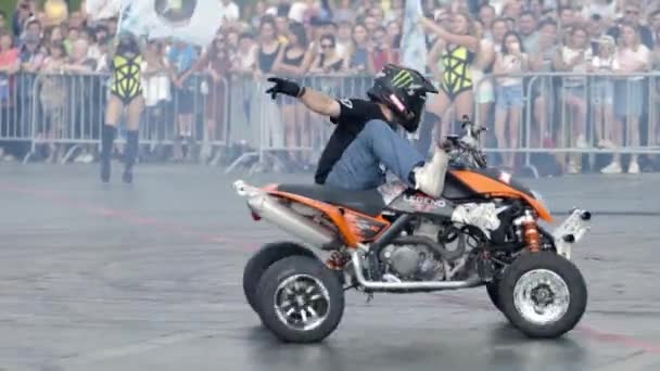 Yekaterinburg,ロシア8月, 2019: Atvライダー、モーターショーで。行動だ祭りで元フリースタイルのトリックを実行するクワッドバイクに乗ってプロの男 — ストック動画