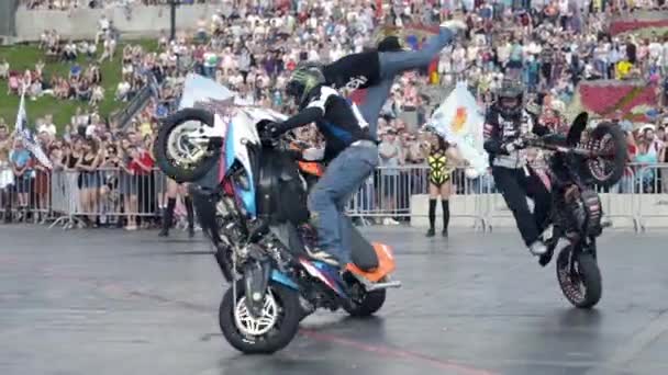 Jekaterinburg, Russia-August, 2019: Atv ryttare på motorutställning. Börja. Professionell man rider runt på fyrhjuling utför moto freestyle tricks på festivalen — Stockvideo