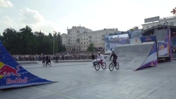 Ekaterimburgo, Rusia-agosto de 2019: Los freestylers de ciclistas actúan en el espectáculo de motos. Acción. Ciclistas profesionales realizan acrobacias en área especial del festival Moto — Vídeos de Stock