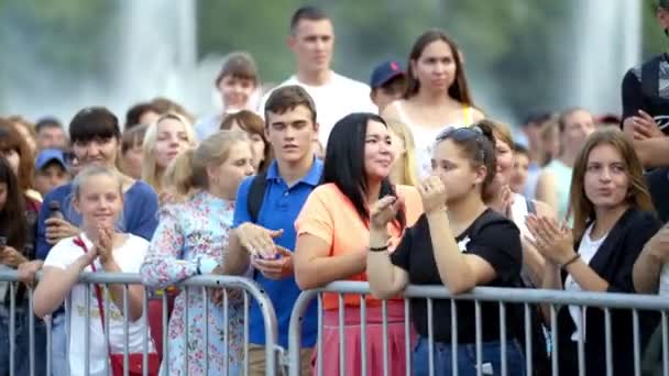 Yekaterinburg, russia-auvellas, 2019: 축제에서 울타리 뒤에서 박수를 치는 사람들. 행동. 사람들은 여름날 야외 공연이나 음악회에서 박수를 친다 — 비디오