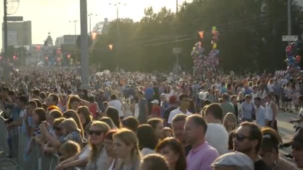 Jekaterinburg, Rusland-august, 2019: Mange mennesker samledes på byens torv på feriedagen. Gør noget. Fejring af dagen for byen og alle dens indbyggere samlet på pladsen til ære for denne begivenhed – Stock-video