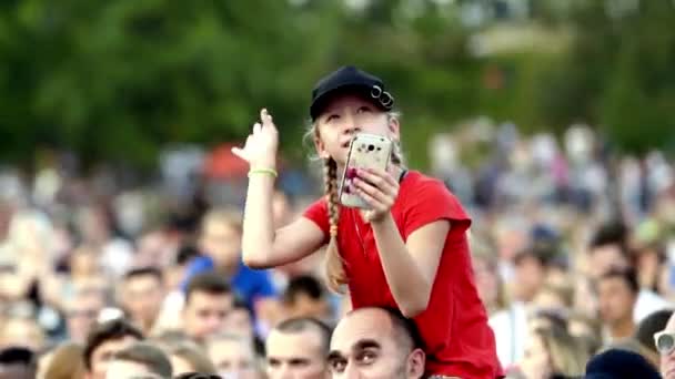 Yekaterinburg, russia-ausang, 2019: 콘서트에 모인 팬들 과 손을 들고 소녀들. 행동. 오후에는 콘서트에서 손을 들고 작은 부채 모양의 팬 이 관중 전체 위에서 열립니다 — 비디오