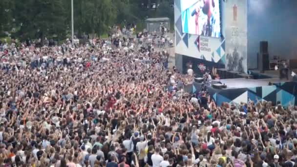 Jekaterynburg, Rosja-sierpień 2019: Duży tłum fanów na koncercie wokalisty. Akcja. Wielu fanów zgromadziło się na placu koncertem swojego ulubionego artysty. Lato jest czas na koncerty muzyczne i — Wideo stockowe