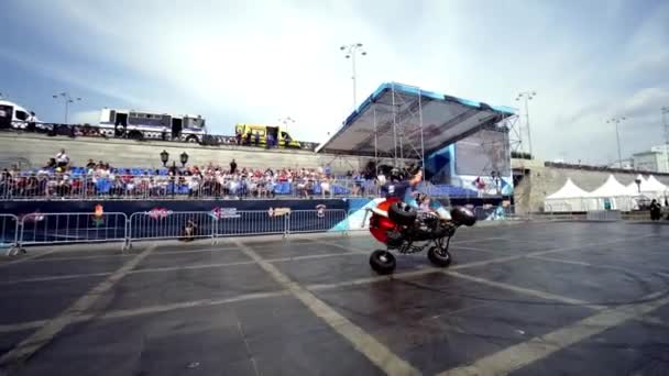 Yekaterinburg, Rusland-augustus 2019: Quadwielrenner op moto festival. Actie. Mooie spannende prestaties van Atv rider op de achtergrond van festival menigte — Stockvideo