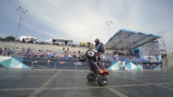Yekaterinburg, Russia-agosto 2019: Cavaliere in quad al festival di moto. Azione. Bella performance emozionante di pilota ATV sullo sfondo della folla del festival — Video Stock