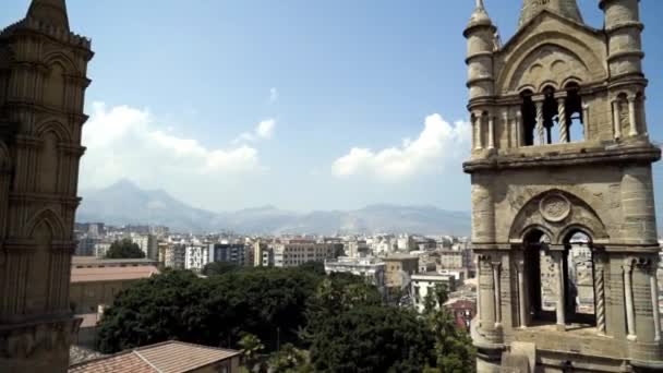 Vista superior de la antigua iglesia cristiana en el fondo del panorama de la ciudad. Acción. Hermosa arquitectura histórica de edificios cristianos torre sobre el casco antiguo europeo — Vídeo de stock