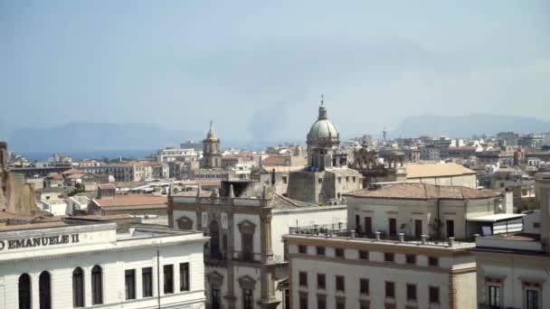 Вид зверху на панораму старого європейського міста з давньою архітектурою. Дія. Красивий міський пейзаж зі старою архітектурою з білого каменю на фоні блакитного неба — стокове відео