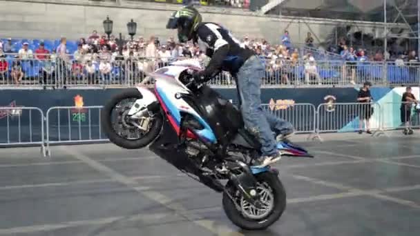 Yekaterinburg, Russia-August, 2019: Motorcyclists perform at sports motorcycle festival. Action. Performance motorcyclists in city square on background of crowd of spectators — Stock Video