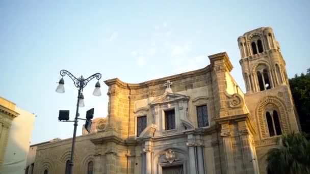 Hermoso edificio arquitectónico de piedra blanca antigua en el fondo del cielo. Acción. La arquitectura antigua del edificio es un hito famoso de la ciudad europea. Vacaciones en el sur de la ciudad con arquitectura antigua — Vídeo de stock