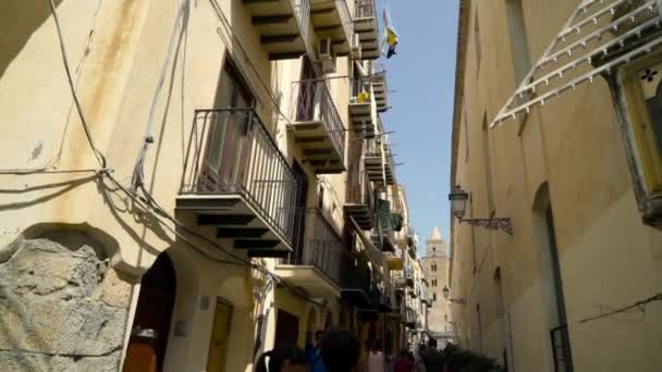 Rua estreita com arquitetura urbana antiga da cidade europeia. Acção. As paredes das casas são feitas da pedra marrom no estilo do sul velho da arquitetura. Férias em cidade histórica quente — Vídeo de Stock