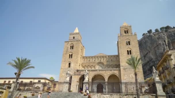 Hermoso edificio arquitectónico de piedra blanca antigua en el fondo del cielo. Acción. La arquitectura antigua del edificio es un hito famoso de la ciudad europea. Vacaciones en el sur de la ciudad con arquitectura antigua — Vídeo de stock