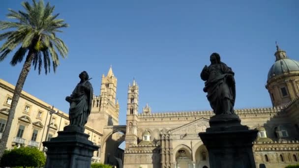 Gran palacio antiguo en la ciudad del sur de Europa. Acción. Hermosa arquitectura medieval europea con estatuas y palacio de piedra. Famoso punto de referencia de la ciudad histórica es gran palacio — Vídeo de stock