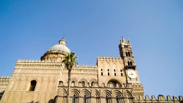 Belo edifício histórico no estilo de arquitetura do sul da Europa. Acção. Catedral velha para relógio torre e cúpula no fundo do céu azul na cidade histórica — Vídeo de Stock