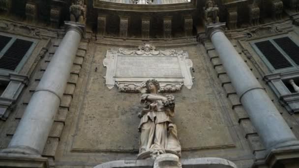 Aşağıdan, heykeller ve detaylarla birlikte antik binanın ön cephesine bak. Başla. Avrupa tarzı mimarinin tarihi yapısının heykelleri ile ilgili detaylı güzel mimarisi — Stok video