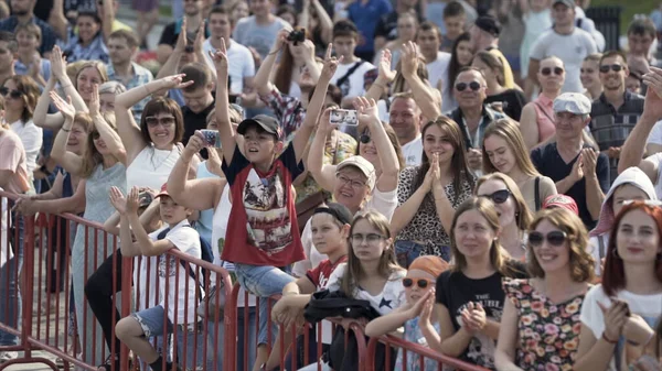 Inglaterra - Bristol, 07.212019: público no evento olhando para algo em um dia ensolarado de verão. Acção. Muitos espectadores de pé na praça da cidade . — Fotografia de Stock