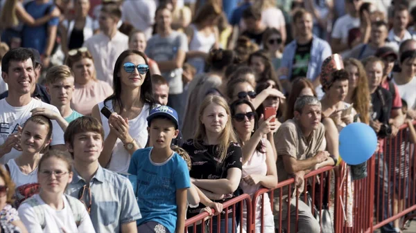 Australia - Sydney, 08.15.2019: tłum widzów na imprezie w słoneczny letni dzień. Akcja. Wiele osób patrzy na coś, koncepcja rozrywki. — Zdjęcie stockowe