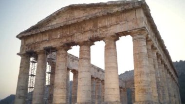 Dünya tarihi mirasının Akropolis 'in restorasyonu. Başla. Gökyüzü arka planında harap olmuş antik Akropolis sütunları. Antik Avrupa 'nın Akropolis sütunlarına sahip güzel mimari