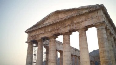 Dünya tarihi mirasının Akropolis 'in restorasyonu. Başla. Gökyüzü arka planında harap olmuş antik Akropolis sütunları. Antik Avrupa 'nın Akropolis sütunlarına sahip güzel mimari