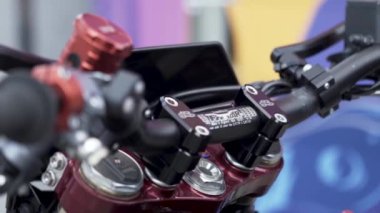 Bulanık arka planda motorun kontrol kolunu kapat. Başla. Modern direksiyon ve gösterge paneli olan güzel bir motosiklet..