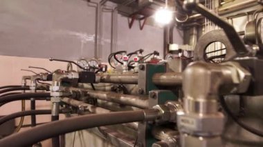 Fabrikadaki endüstriyel bir odanın içindeki diğer ekipmanlara basınç ölçer. Stok görüntüleri. Tesisin ısıtma sistemi, verimli su arıtma konsepti.