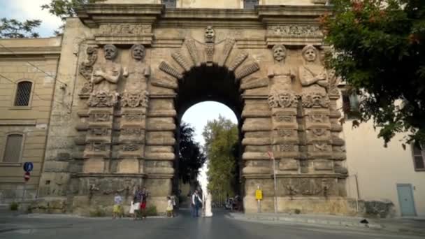 漂亮的历史建筑，高街拱门。 行动。 以古式拱门和人的浮雕为形式的受欢迎的景点 — 图库视频影像