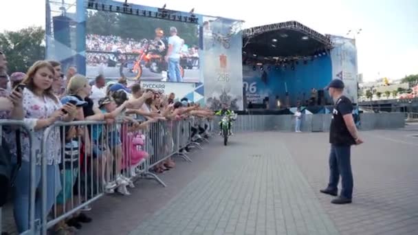 Jekaterinburg, Ryssland-augusti 2019: Freestyle motorcyklister på Moto festivalen. Börja. Motorcyklister freestylers interagerar med publiken av fans kontaktar på Moto festival — Stockvideo