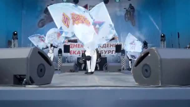 Yekaterinburg, Rusya-Ağustos 2019: Dansçılar yaz festivalinde bayraklarla gösteri yapıyorlar. Başla. Modern kostümlü güzel kadınlar şehir sahnesinde bayrak sallıyorlar. — Stok video