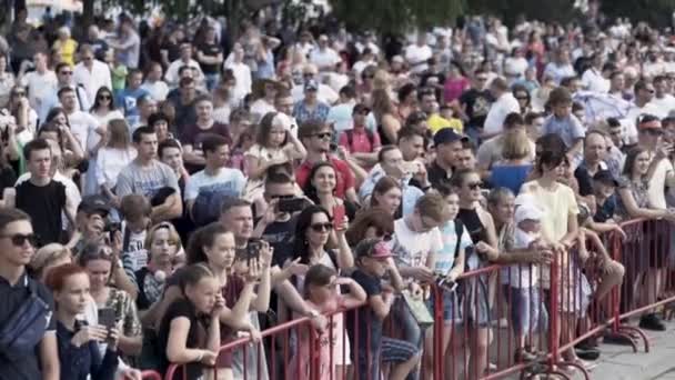 England - Bristol, 07.212019: publiek op het evenement kijkt naar iets op een zomerse zonnige dag. Actie. Veel toeschouwers staan op het stadsplein. — Stockvideo