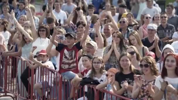 Anglia - Bristol, 07.212019: publiczność na wydarzeniu patrząca na coś w letni słoneczny dzień. Akcja. Wielu widzów stojących na rynku miasta. — Wideo stockowe