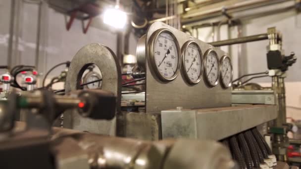 Close up de manômetros, tubos e válvulas de torneira do sistema de aquecimento em uma sala de caldeira. Imagens de stock. Equipamento moderno para sistema de aquecimento . — Vídeo de Stock