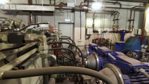 工場内の産業用ルーム内の圧力計アリその他の機器。ストック映像だ工場の暖房システム、効率的な水処理コンセプト. — ストック動画