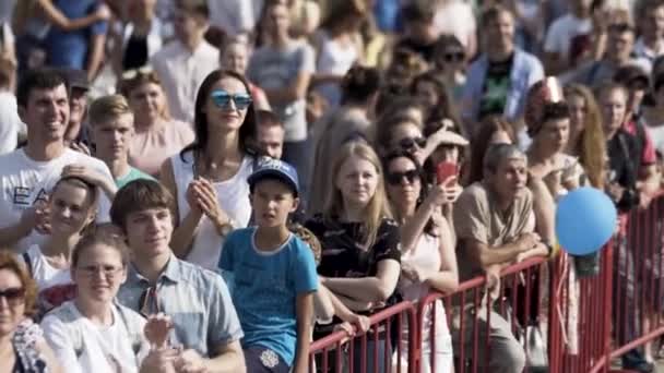 Australien - Sydney, 15.08.2019: Zuschauermenge bei der Veranstaltung an einem sonnigen Sommertag. Aktion. viele Leute schauen sich etwas an, Unterhaltungskonzept. — Stockvideo