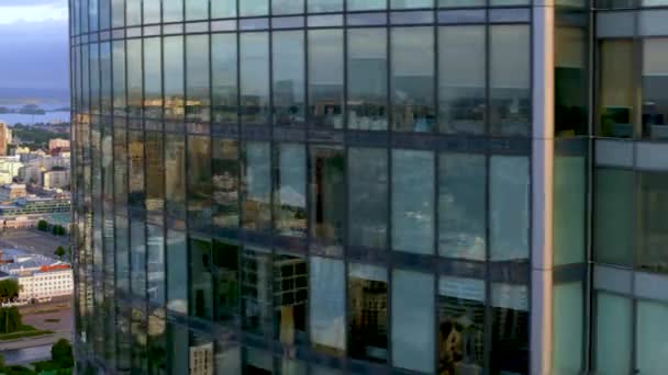 Vista aerea mozzafiato del centro storico e del quartiere Ekaterinburg-City in estate. Filmati delle scorte. Primo piano della facciata in vetro del grattacielo Vysotsky . — Video Stock