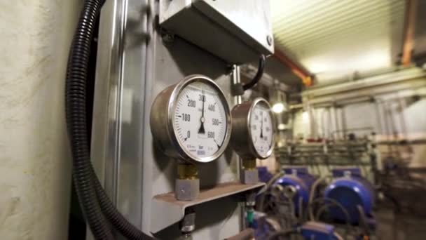 Close up of manometers, pipes and faucet valves of heating system in a boiler room. Stock footage. Modern equipment for heating system. — Stock Footage Close up of manometers, pipes and faucet valves of heating system in a boiler room. Stock footage. Modern equipment for heating system. Video Clip