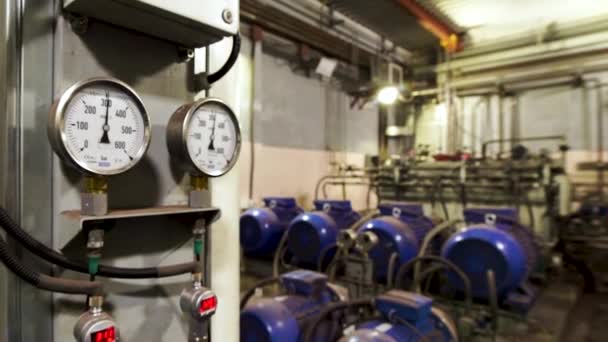 Gran sala de calderas industriales, tuberías de sistema de calefacción central y tuberías de agua con aislamiento térmico. Imágenes de archivo. Equipos en la central eléctrica . — Vídeos de Stock