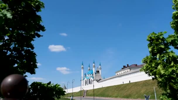 Moskén på en solig sommardag omgiven av hög vägg och ett torn på blå molnig himmel bakgrund. Lagerbilder. Religionskoncept, moské och fästning. — Stockvideo