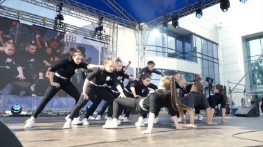 Yekaterinburg, Rusya-Ağustos 2019: Modern dansçıların şehir sahnesindeki performansı. Başla. Genç profesyonel dansçılar yaz tatilinde sahnede hip hop yapıyorlar.