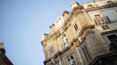 Gökyüzü arka planında eski mimarisi ve heykelleri olan bir bina. Başla. Antika Avrupa tarzı mimarisi ve dış görünüşü olan eski bir şehir binası.