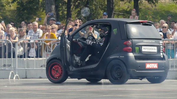 叶卡捷琳堡（英语：Yekaterinburg, Russia-August, 2019）：赛车手乘坐小型汽车漂流。 行动。 男人在摩托车节开车兜风. 城市摩托车节的专业运动员表演 — 图库照片