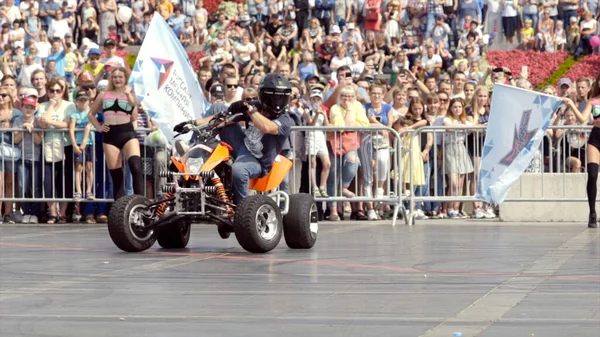 Yekaterinburg, Rusya-Ağustos 2019: Motosikletlilerle yaz sporları festivalinin açılışı. Başla. Spor motosikletçileri gösteri ve dublörlük yapmak için bir sürü insanla gezerler. — Stok fotoğraf