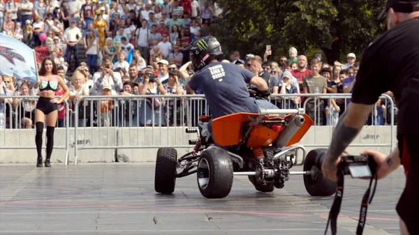 Yekaterinburg, Russia-August, 2019: Έναρξη θερινού αθλητικού φεστιβάλ με μοτοσικλετιστές. Πάμε. Αθλητισμός μοτοσικλετιστής βόλτες για λόγους για παραστάσεις και ακροβατικά με πολλούς ανθρώπους — Φωτογραφία Αρχείου